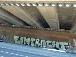 Ihr symbol ist das abzeichen eines adlers auf der brust. Solo Ultra Doku Uber Die Ultras Von Eintracht Frankfurt Stadtkind