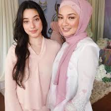 Banyak foto neelofa bersama adik beradiknya dan juga ibu kesayangannya dibeberapa lokasi menarik di dubai. Biodata Ameera Khan Adik Neelofa Encikshino Com