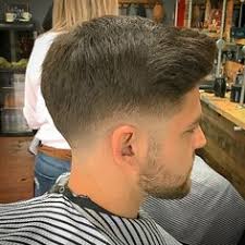 Los cortes de pelo fade son normalmente cortos, incluso rapados, cerca de la nuca. Low Fade