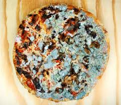 Old Pizza Moisis Et Stethoscope Sur Une Table En Bois Intoxication Alimentaire Banque D Images Et Photos Libres De Droits Image 57774155