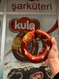 Kim demiş aşk sadece iki kişilik diye? Bizce bir de sucuk var! 😍  Buzdolabınızda bu güzelliğe yer açın, pişman olmayacaksınız. 😉 * * * * * *  * * @kulesucuk = Mutluluk