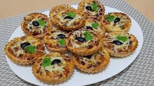Des Petites Quiches Au Thon Pour Le Diner Avec L Accompagnement D Une Bonne Soupe Pompoen Recepten Gebak