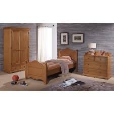 Ce meuble tv 2 étagères et 2 tiroirs est composé de bois massif, l'hévéa, garantissant une impression agréable au toucher et une résistance incomparable. Chambre Complete Pin Miel Lit Armoire Commode