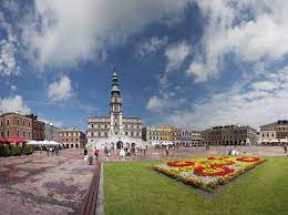 The first jews to settle in zamosc were sephardim who had been encouraged by the founder of the city, jan zamojski, to make it their home. Datei Zamosc Rynek Ratusz Jpg Wikipedia
