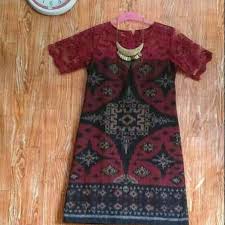 Ada beberapa jenis kain brokat di pasaran, tapi brokat perancis atau french lace didapuk sebagai yang terbaik dan harganya cukup tinggi. Dress Tenun Lobeng Kombinasi Brokat Merah Shopee Indonesia