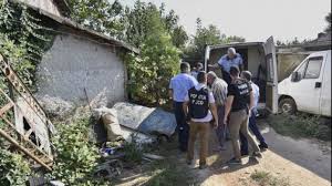 Imagine having a 3 month old caracal (who is the size of a regular house cat already) there are many breeders (that are licensed) of caracal's. Imagini Socante In Curtea Ororilor Din Caracal Ce Au GÄƒsit Anchetatorii Intr O GroapÄƒ Video Olt Alert