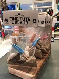 Tolle Geschenkidee Die Man Auch Ganz Einfach Selber Machen Kann Mit Einem Gutschein Z B Fur S Schwimmbad Ein Super Geschenke Geschenkideen Geschenke Basteln