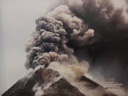 Fenomena gunung meletus adalah sebuah fenomena yang tidak asing bagi kita, terlebih kita yang tinggal di bawah gunung aktif yaitu gunung merapi. Selain Merapi Aktivitas Vulkanik 9 Gunung Dunia Ini Disorot Bersamaan Global Liputan6 Com