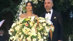 Şeyda sayar ile geçen yıl nişanlanan gazeteci i̇smail saymaz, bu akşam i̇stanbul hilton'da düzenlenen düğün töreniyle dünya evine girdi. Ismail Saymaz Ile Seyda Sayar Evlendi