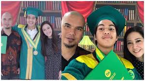 Akhirnya langkah baru bisa diraihnya. 5 Seleb Terlihat Kompak Dengan Mantan Saat Hadiri Acara Wisuda Anak Halaman 2 Tribun Wow