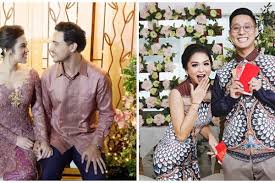 Acara tunangan ☺️ acara tunangan atau lamaran versi adat jawa ardiansyah dan yuliana inspirasi model baju untuk tunangan dan lamaran modern 2020 yang couple ini bisa jadi contoh bagi. 10 Baju Tunangan Artis Yang Bisa Jadi Inspirasi Untuk Kalian