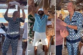 Une vidéo aussi insolite qu'improbable dans laquelle on peut les voir agiter des serviettes a été. Man City Transfer Target Erling Haaland Parties With Riyad Mahrez In Mykonos After Missing Out On Euro 2020 Football Reporting