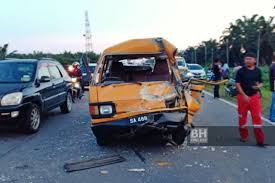 Diingatkan kawasan ini zon had laju 90kmh sahaja. 6 Pelajar Cedera Bas Sekolah Terbabit Kemalangan Kes Berita Harian