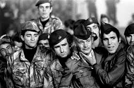 Lamenta a discussão ideológica que o assunto provocou. 25 De Novembro De 1975 Fazer A Sua Historia Ensaio Publico