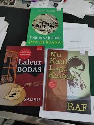 Pangarangna tapis pisan dina ngarasiahkeun saha saenyana laleur bodas téh — ajip rosidi citakan i, 2002; Facebook