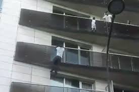 Les deux hommes étaient des suspects dans l'affaire du viol collectif filmé d'une adolescente de 19 ans sur un parking. Paris Spider Man Dad Of Boy 4 Saved After Dangling From Balcony Was Out Playing Pokemon Go During Dramatic Rescue London Evening Standard Evening Standard