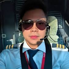 Các bạn đã bao giờ chưa =))))) lần đầu tôi bay DELTA xong mạnh dạn hỏi phi  công trading card xong giới thiệu các thứ thế là bác mời vào khoang lái