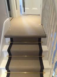 Grauer Teppich Mit Schwarzem Rand Und Goldenen Treppenstangen Zur Treppe Hallwayideas Teppich Ideen Viktorianischer Flur Flur Boden Haus Deko