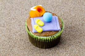 Made with teddy grahams, these easy beach themed cupcakes are sure to make kids (and adults) smile. Beach Themed Wedding Cupcakes Lovetoknow