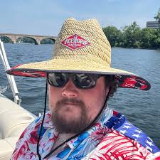 Processing pineapple tops for planting in Florida