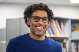 Christoph Keller hat ein Buch mit Literatur in Leichter Sprache  herausgegeben.