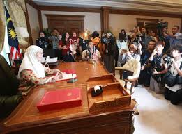 Timbalan menteri / deputy minister. Berita Harian Twitterissa Timbalan Perdana Menteri Datuk Seri Dr Wan Azizah Wan Ismail Ketika Hari Pertama Di Pejabat Timbalan Perdana Menteri Perdana Putra Foto Sairien Nafis Https T Co 3zdtmgy2jp
