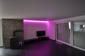 matt weisse spanndecke im wohnzimmer mit rgb band in der schattenfuge rgb spanndecke wohnzimmer renovieren decke weiss steinwa spanndecken renovieren steinwand