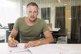 Zo was fc twente een tijdje in beeld, maar de club uit enschede koos voor lars unnerstall. Pasveer Staat Open Voor Terugkeer Bij Fc Twente Na Reserverol Bij Vitesse Twentefans Nl