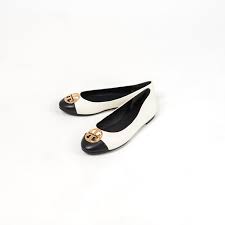 SEPATU TORY BURCH GHW LOGO HALF BLACK WHITE FLAT