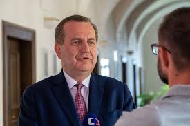 V rozhovoru pro deník forum 24 vysvětluje, že tím. Rektor Zima Predsednictvi V Hradci Neobhajil Ckr Povede Nove Sklenicka Univerzita Hradec Kralove