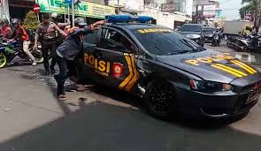Download gambar mewarnai mobil ambulan untuk anak tk dan sekolah dasar, klik lalu simpan gambar mobil ambulan ini untuk diwarnai. Mengawal Tahanan Mobil Polisi Di Mojokerto Ditabrak Truk