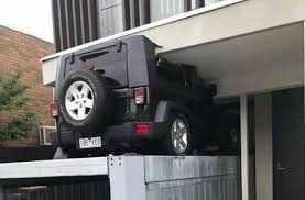 Konsep garasi di bawah tanah ini memanfaatkan desain pintu otomatis yang akan membawa kendaraanmu menuju area parkir di bagian bawah tanah. Niatnya Ingin Pamer Garasi Bawah Tanah Mobil Mewah Ini Malah Jadi Ringsek Mobimoto Com