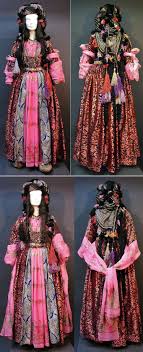 How To Wear The Sleeve Extensions Of The Costume From Yuksekova 70 Km East Of Hakkari Town Kurdish Fashion Of The 1970 1990 Period Kiyafet Kostum Giyim