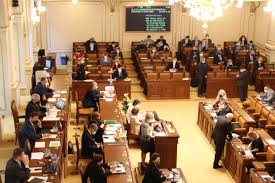 Poslanecká sněmovna tvoří dolní komoru parlamentu české republiky, který je jediným zákonodárným orgánem v zemi. Poslanecka Snemovna ×'×˜×•×•×™×˜×¨ Navrh Zakona Na Jednorazovy Prispevek Duchodcum Dnes Schvalili Poslanci Penziste Maji V Prosinci Dostat 5 Tis Kc