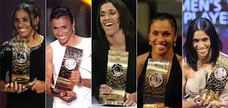 Foi eleita pela fifa, seis vezes, como a melhor jogadora de futebol do mundo, entre os anos de 2006 a 2010 e em 2018. E Exito Marta Vieira Da Silva Bernadete Alves