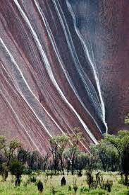 Rain In Uluru Australia Via Beautiful Places Paisaje Increibles Lugares Hermosos Lugares Increibles