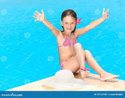 Menina na piscina imagem de stock. Imagem de feliz, exterior 