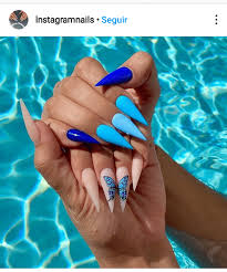 Apostar em uma unha preta pode ficar totalmente diferente se decorado de forma mais delicada, poderá ter a proposta black. Unhas Coloridas 2020