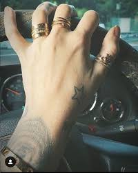 Dem tattoo geht ein toter vogel voraus. Pin By Kiannie Roda On Paris Paris Jackson Tattoo Paris Jackson Jackson