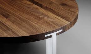 Caractéristiques table extensible disponible carrée ou rectangulaire plateau lamellé collé en noyer avec décor intarsia rallonges positionnées sous le plateau finie à l'huile et réalisée avec techniques. Zoe Table De Repas Ronde Extensible Chene Massif Et Acier