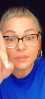 Your eyes is distracting me.. 👀👀👀