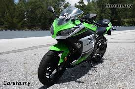 Kawasaki motors malaysia memasarkan kawasaki ninja 250 ini dengan harga ringgit malaysia (rm) 23.071… jika dikonversikan ke mata uang indonesia rupiah sekitar 81,7 jutaan… selisihnya cukup besar juga dibandingkan harga di indonesia… Tunggang Uji Kawasaki Ninja 250r Imej Dan Kuasa Dalam Satu Pakej Lengkap Careta
