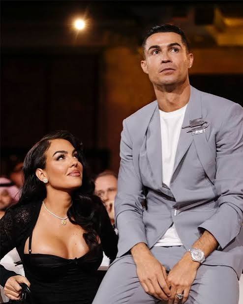 C. Ronaldo và Georgina 'tình bể bình' quanh năm