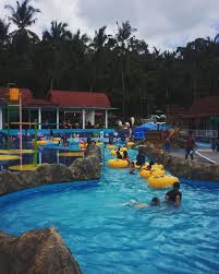 Kebun binatang ini memiliki banyak sekali koleksi satwa baik yang masih hidup atau yang sudah diawetkan. Harga Tiket Dan Lokasi Akbar Zoo Banyuwangi Travel And Word