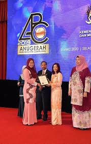 Baginda menyertai setiausaha negeri perak pada tahun 1966 dan bertugas dengan pejabat tanah dan daerah sehingga 1971. Photo Gallery Category Sesi 2 Image Sesi 2