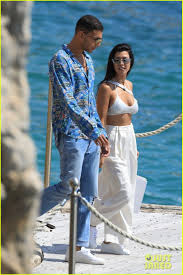 Bella, 19, and scott, 33, were seen poolside at a resort, where she spent some time gazing adoringly into. Scott Disick Parties At Cannes Nightclub Sans Bella Thorne Scott Disick Cannes Nightclub No Bella 02 Photo Night Club Fashion Scott Disick