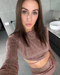 Saturday long lunches with girls that turn into late night dancing🤍🧚🏽