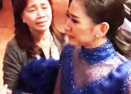 Here are some photos of sarah geronimo and matteo guidicelli on their friends' wedding, aries and mia, as posted by their friends today. Mommy Divine During Sarah Geronimo S Wedding Pinagta Traydor Niyo Ako The Filipino Times