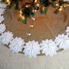 This Skirt Is Made From Natural Burlap Which Has Had The Strands Wrapped In Silver Metallic Arbol De Navidad Colorido Interiores Navidad Manualidades Navidenas