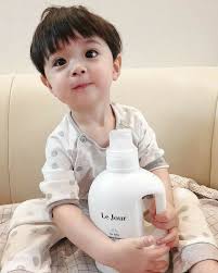 Selain operasi di usia dewasa, banyak yang percaya hidung bisa mancung jika dibentuk saat masih bayi.cara memancungkan hidung bayi kerap dilakukan orangtua. Istri Kecilku Rahasia Pernikahan 21 Foto Bayi Bayi Lucu Gambar Bayi